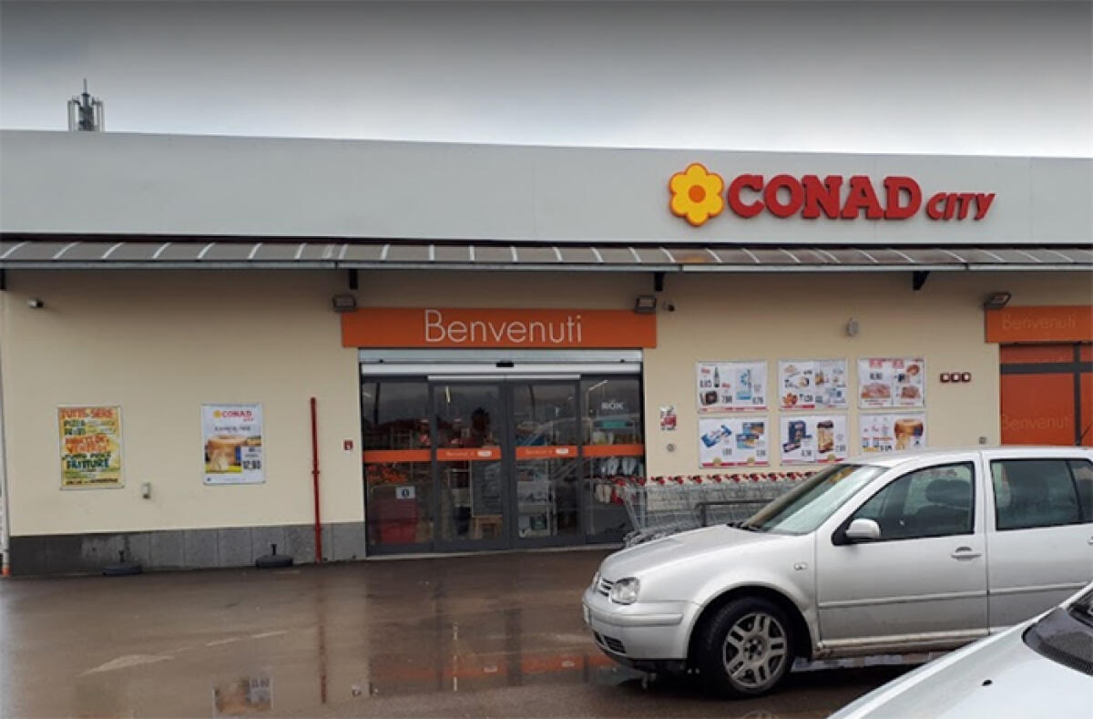 Rapina a mano armata al supermercato Conad di via Valtellina, nel zona del Genio Civile ad Aprilia. - 