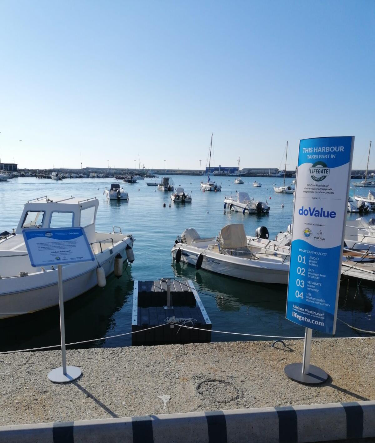 Il mare di Anzio ha un alleato in più: al Molo Pamphili installato un Seabin che consentirà di raccogliere dall’acqua 1,5 kg di plastiche e microplastiche galleggianti al giorno - 