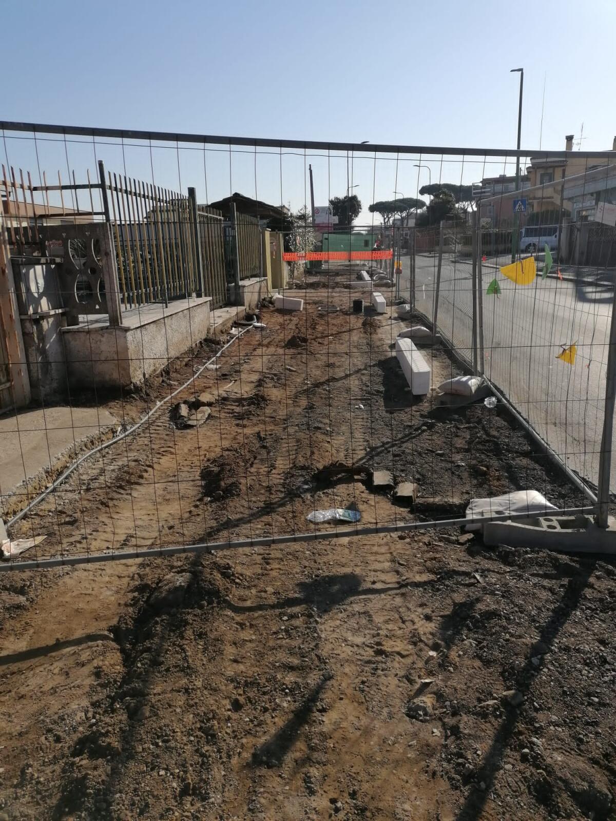 Aperto il cantiere a Lavinio Stazione per la realizzazione dei nuovi marciapiedi e l’illuminazione pubblica in via di Valle Schioia. - 