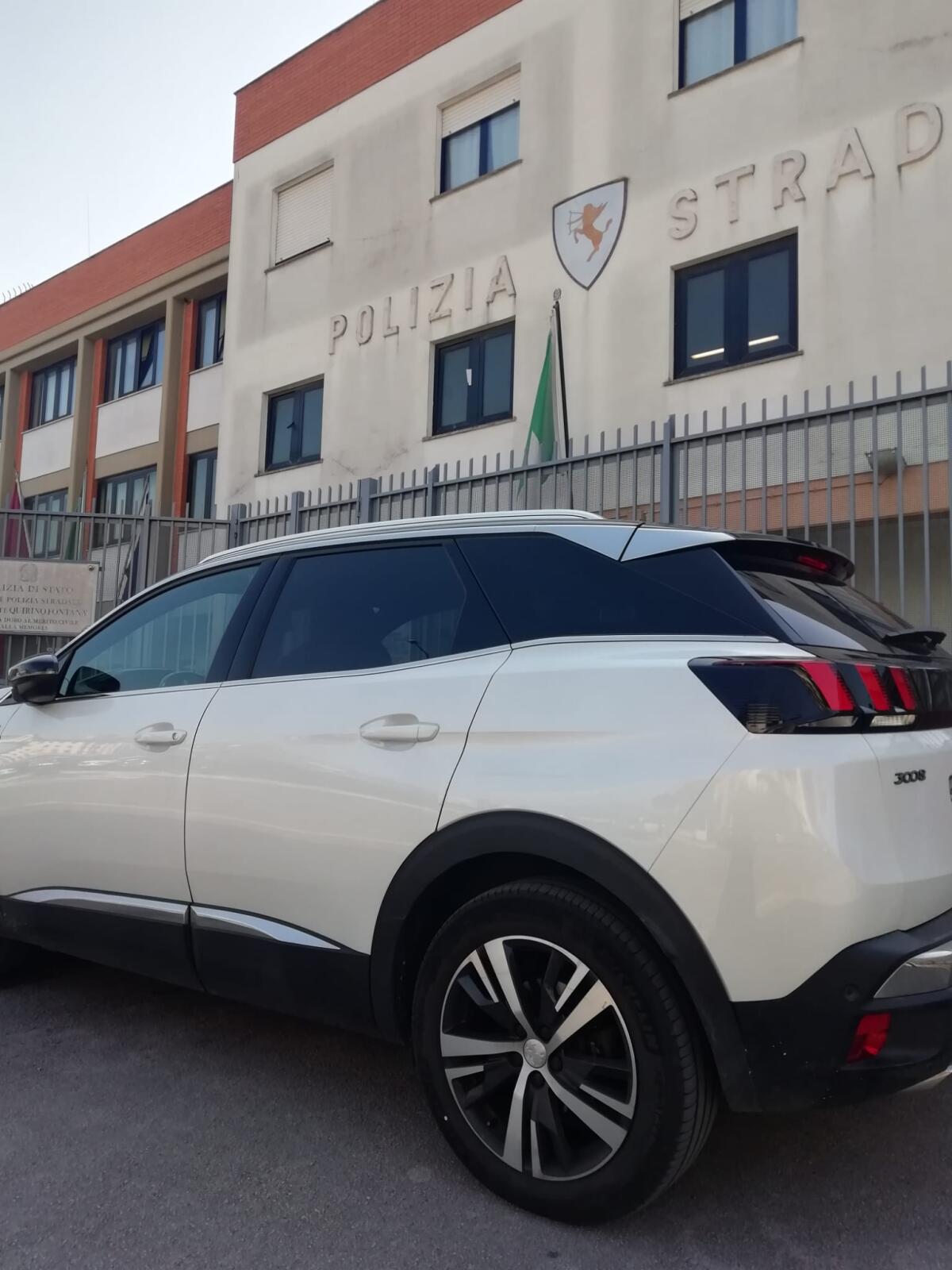 Sequestrato dalla Stradale di Latina una Peugeot 3008 con targa francese e telaio contraffatto. Il conducente denunciato per riciclaggio. - 