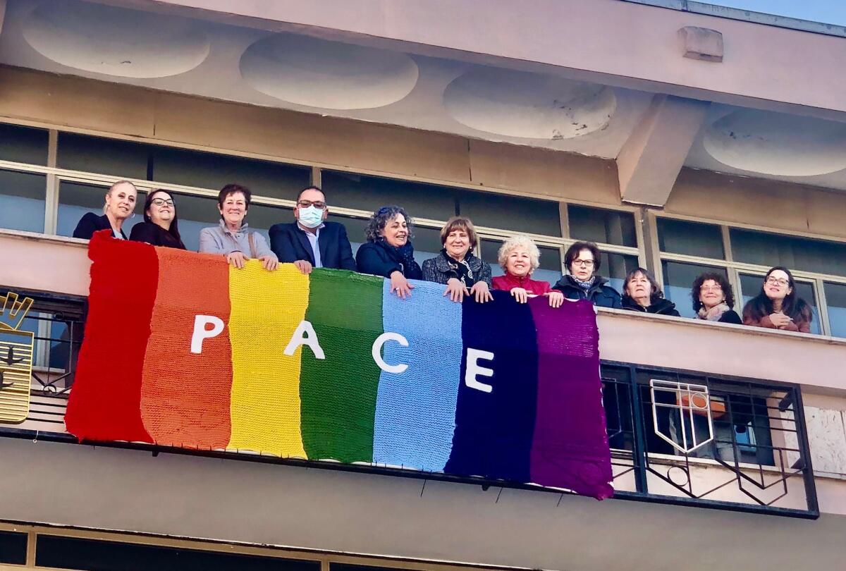 Il Club delle “Donne fuori Tempo” di Aprilia dona al Comune una bandiera della pace realizzata a mano. - 