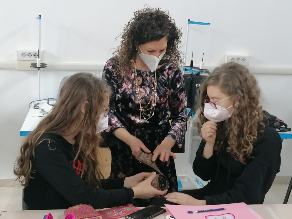 Moda ed intercultura all’Istituto Rosselli di Aprilia: un viaggio nella suggestiva India con la Produc Designer Irene Carboni. - 