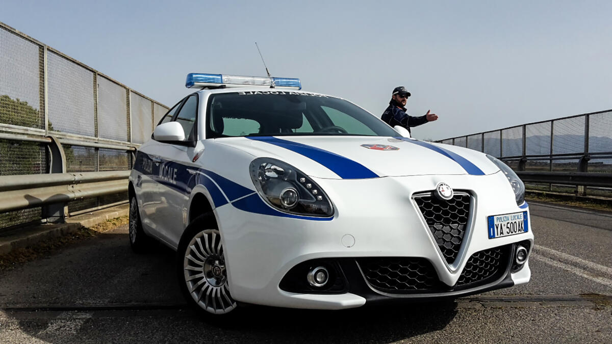 Scontro frontale tra due auto in via Enrico Toti a Cisterna: strada chiusa al traffico per l’intera mattinata. - 