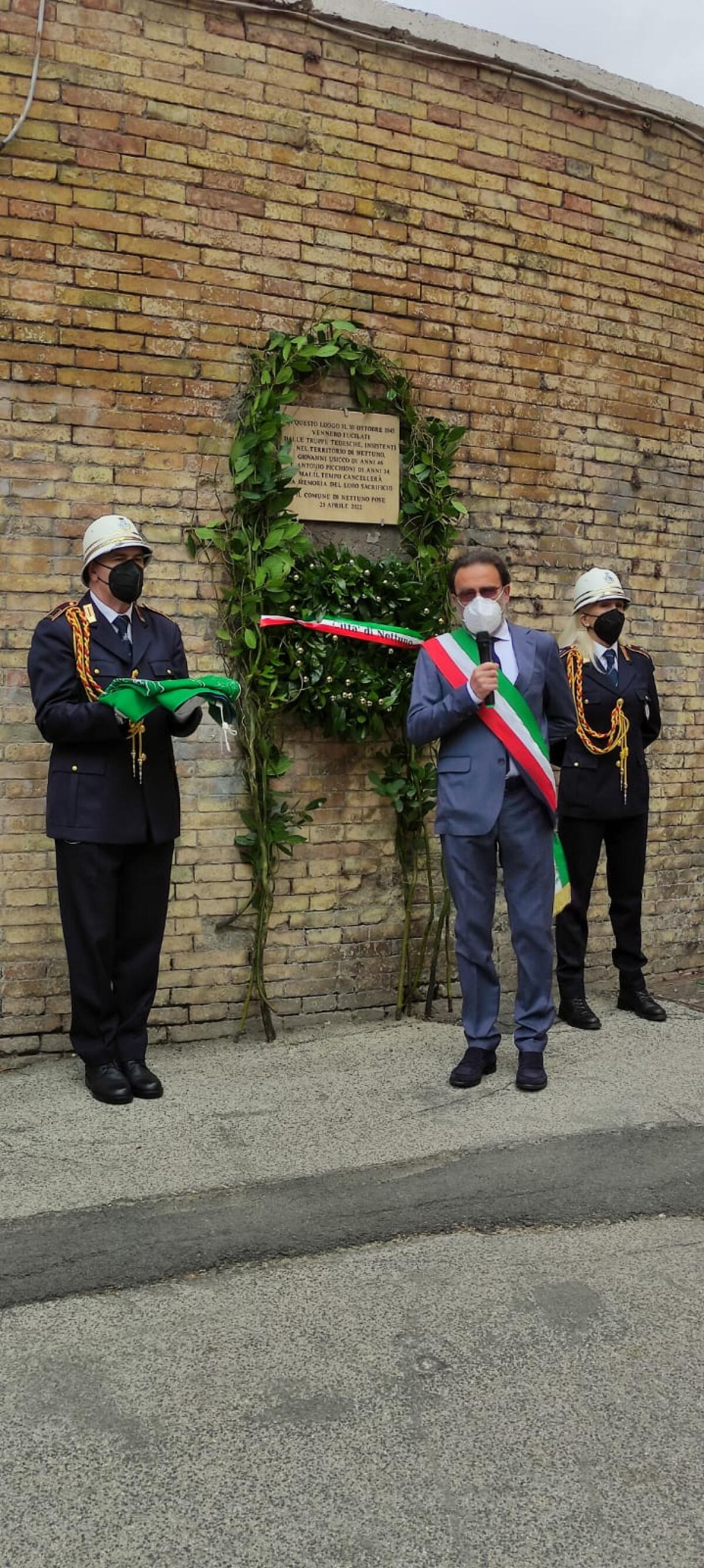 Inaugurata a Nettuno la targa in memoria di Antonio Picchioni e Giovanni Usicco, due civili fucilati dai militari nazisti il 10 ottobre 1943. - 