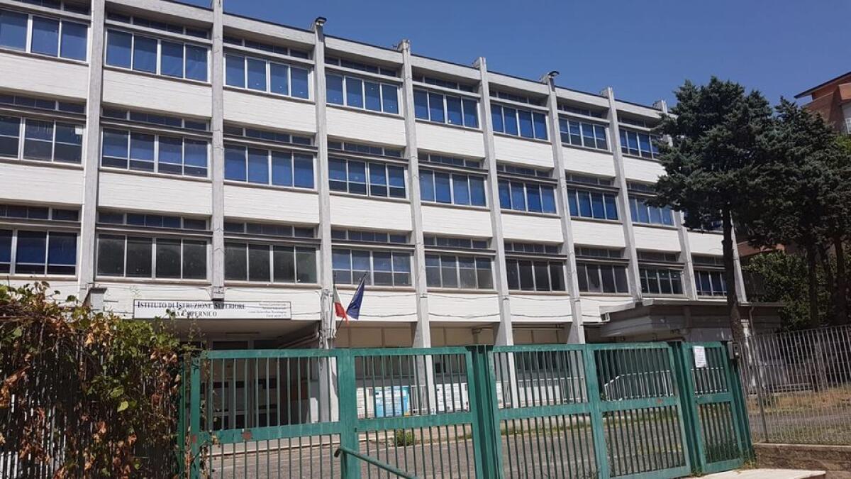 Pomezia - Uno studente cade dalla finestra del bagno della scuola. E' in condizioni gravi - 