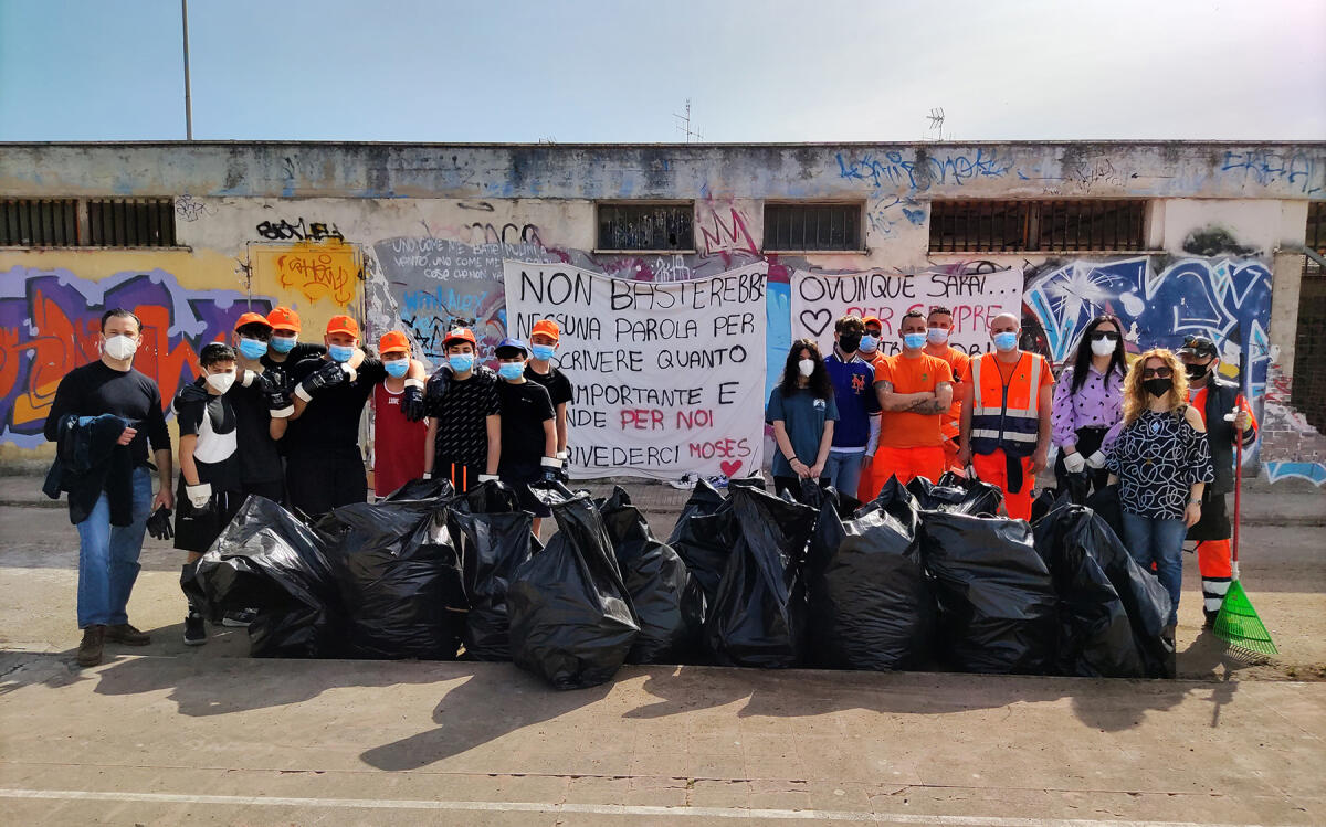 Cisterna - Ricordando Moses, i suoi amici ripuliscono gli spazi per esporre gli striscioni in memoria del 17enne scomparso poco più di un mese fa - 