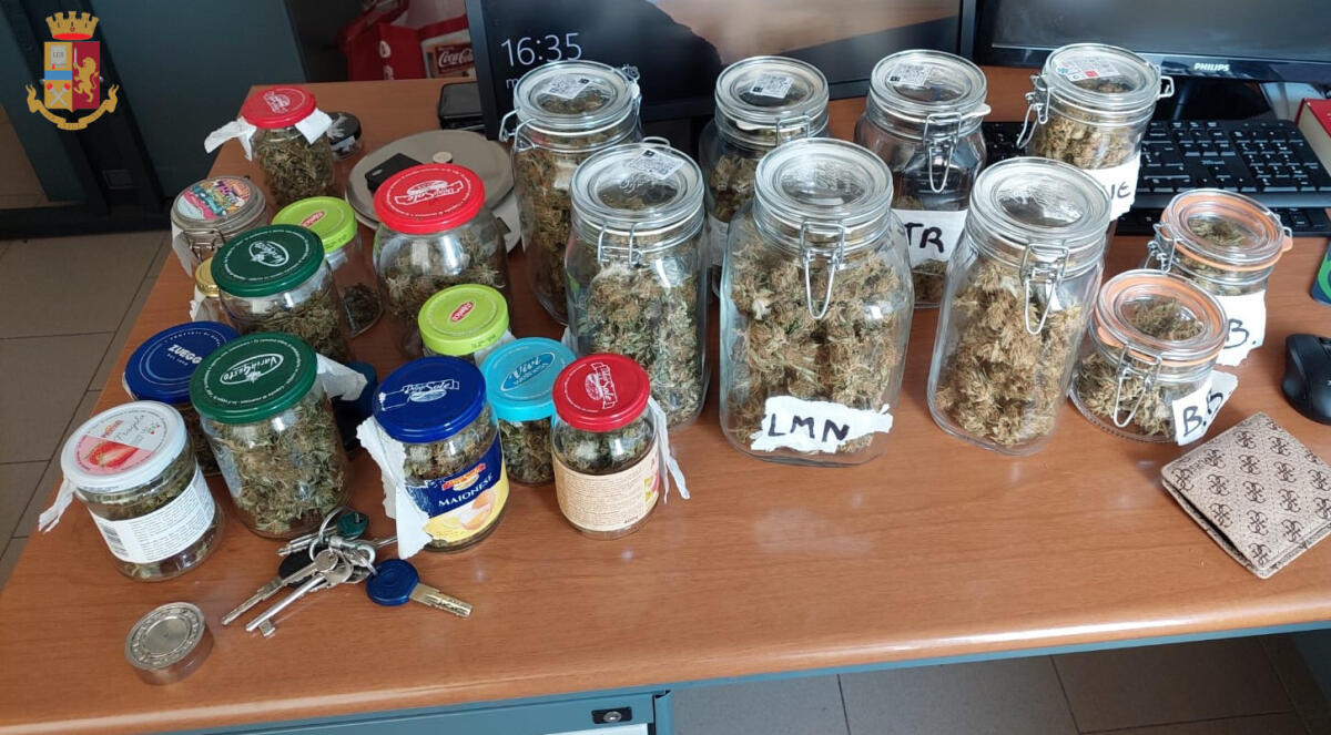 28enne in manette ad Anzio. La Polizia trova in casa mezzo chilo di marijuana. - 