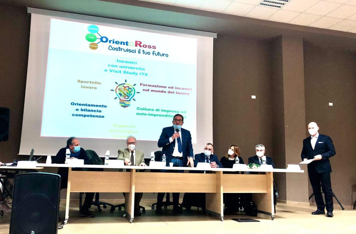 Cerimonia ieri ad Aprilia de “Le eccellenze del Rosselli”: premiati 33 studenti meritevoli. 14 aziende hanno patrocinato la loro borsa di studio. - 