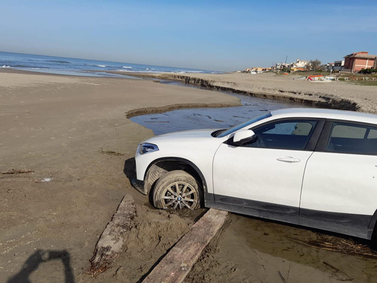A Torvaianica si apre la stagione di quelli che la notte vogliono fare i romantici, ma poi se ne pentono: Bmw resta impantanata nella sabbia. - 