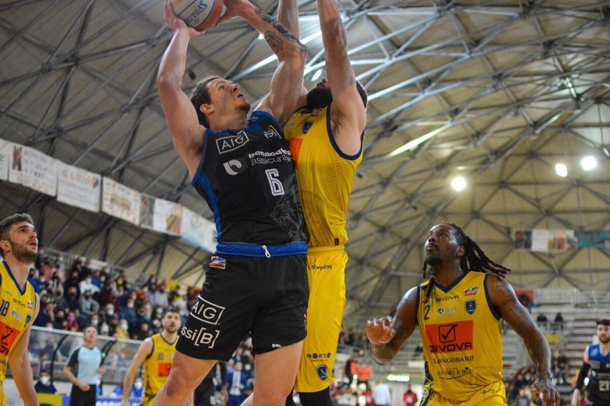 Basket serie A2:  il Latina si arrende alla capolista Scafati (75-61). Nerazzurri noni in classifica, pronti per la “Fase a Orologio”. - 
