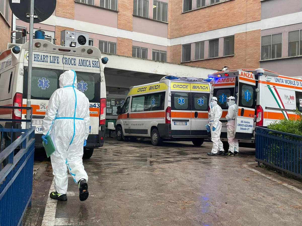 Emergenza sanità: ambulanze in fila davanti al Goretti di Latina - 