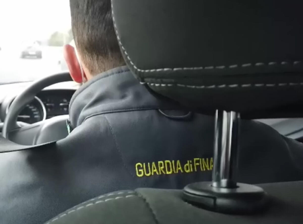 La Guardia di Finanza arresta un giovane pusher ai Castelli Romani: sorpreso con oltre un etto di cocaina ed hashish e 10mila euro in contanti. - 