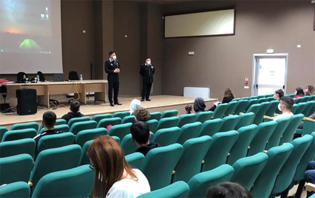 “Formazione della cultura della legalità” nei giovani: i Carabinieri di Aprilia incontrano gli studenti del “Rosselli”. - 