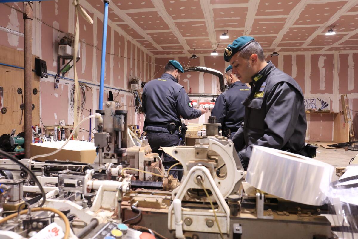 Scoperta a Pomezia, dalla Guardia di Finanza, una fabbrica di sigarette di contrabbando. Maxi sequestro di oltre 82 tonnellate e un arresto. - 