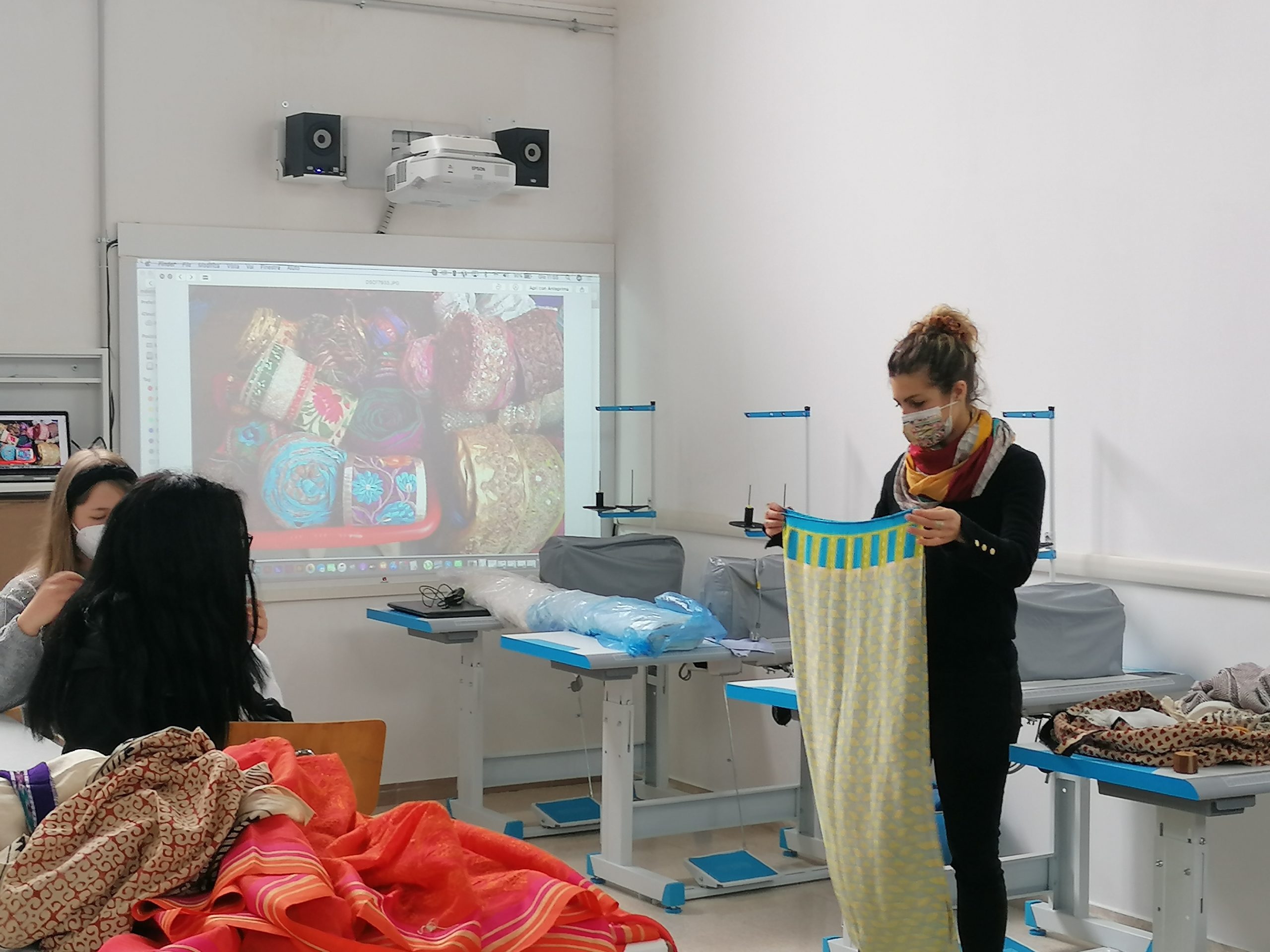 Galleria 1 del post: Moda ed intercultura all’Istituto Rosselli di Aprilia: un viaggio nella suggestiva India con la Produc Designer Irene Carboni.