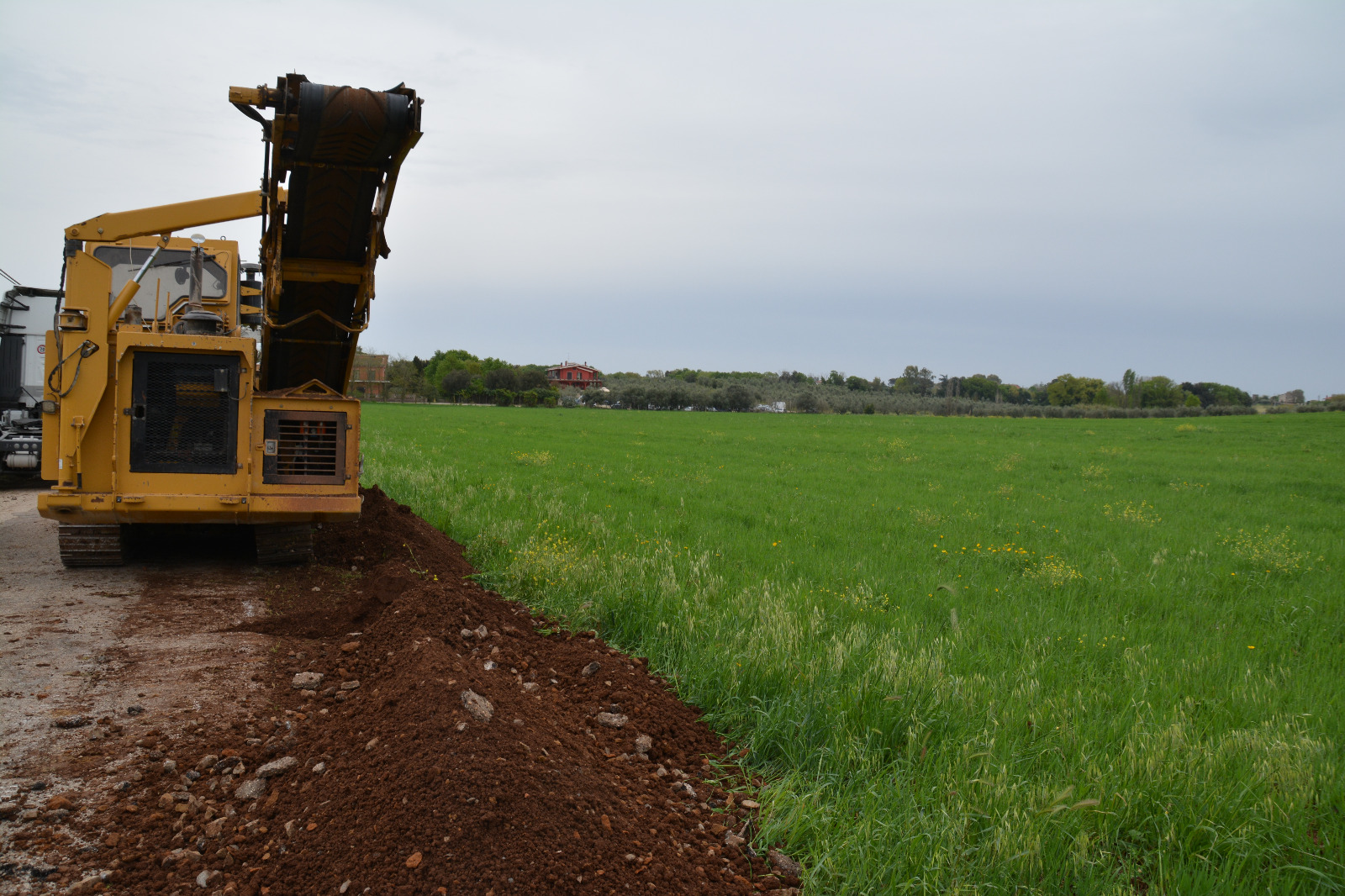 Galleria 1 del post: Proseguono i lavori per l’estensione idrica e fognaria in via delle Monachelle, a Pomezia.