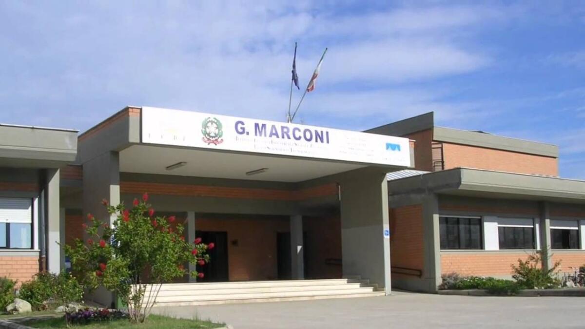 Crollo al Liceo Marconi di Latina, viene giù un soffitto in cartongesso - 
