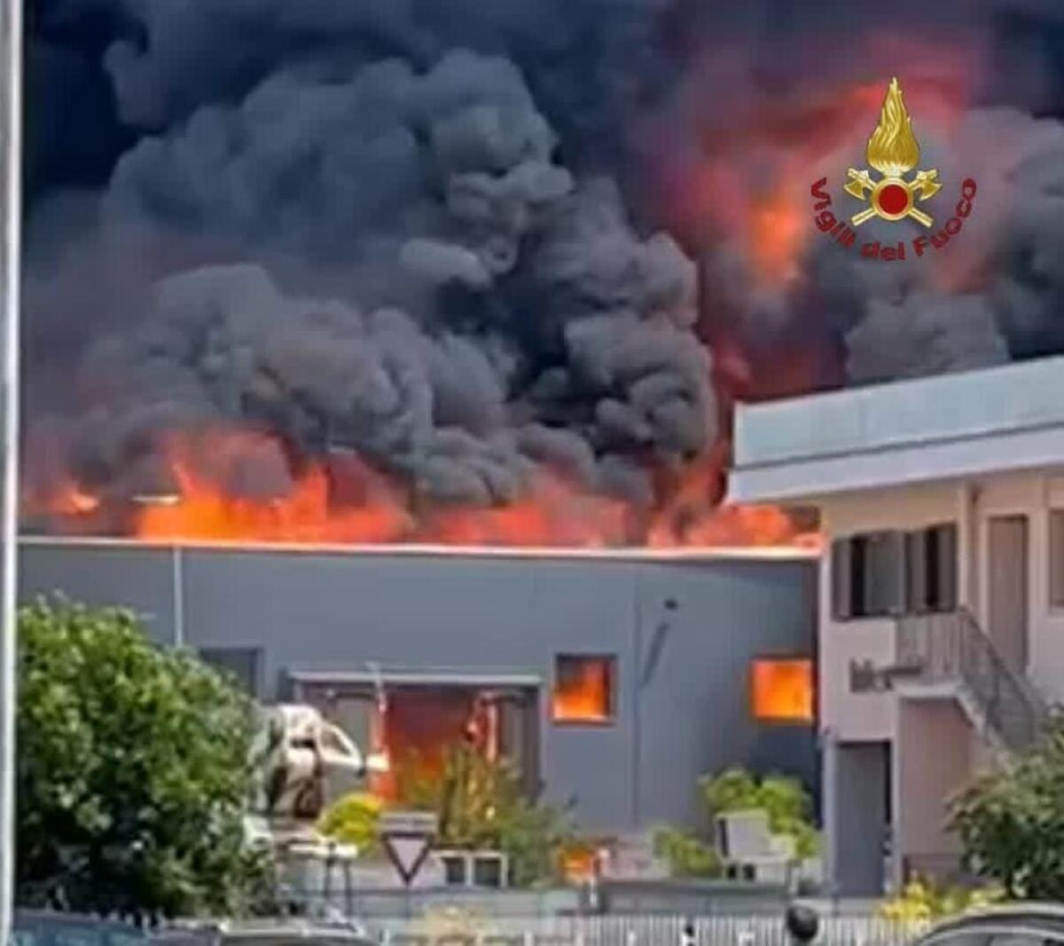 Vasto incendio in un deposito di vernici nella zona industriale di Monterotondo. - 