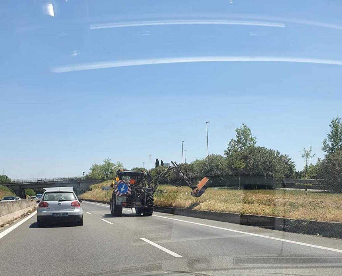 Lavori di sfalcio erba oggi sulla Pontina, all’altezza di Aprilia Nord: code in direzione Latina. - 