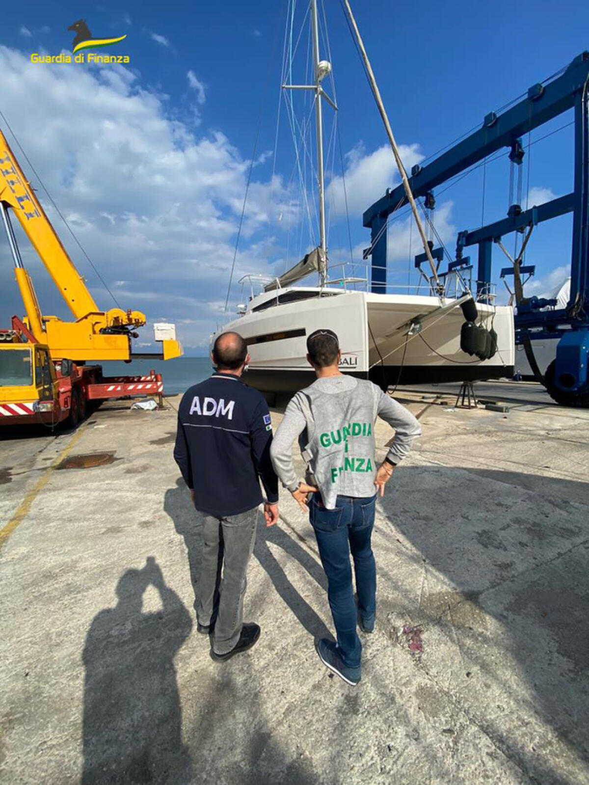 Sequestrato nelle acque del Golfo di Gaeta un catamarano battente bandiera Gibilterra, immesso illegalmente nel territorio comunitario. - 