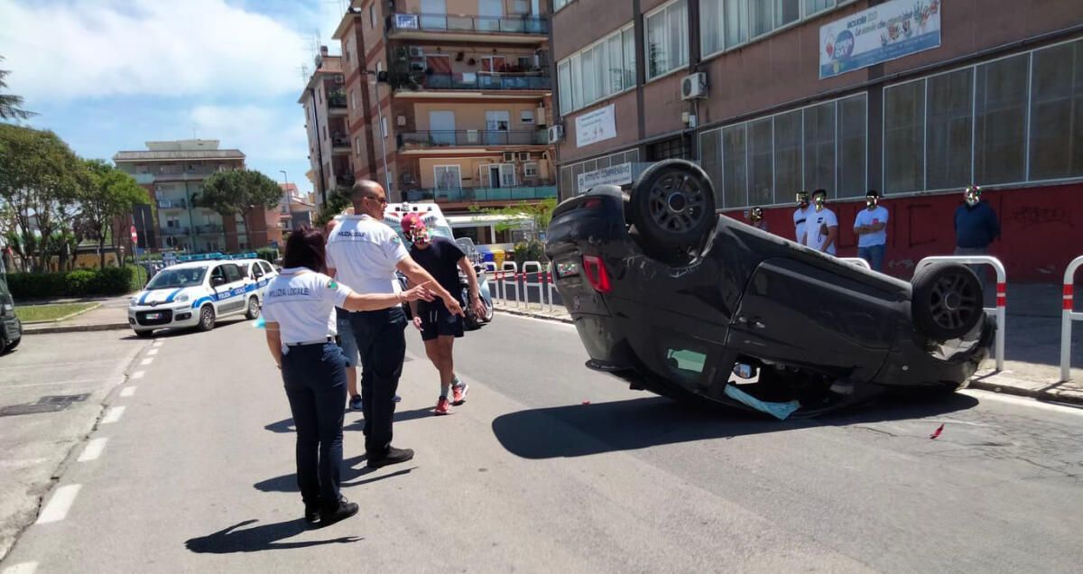 Aprilia - Carambola in pieno centro, si ribalta una 500 - 
