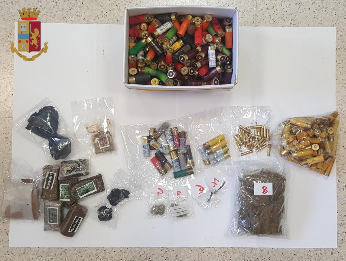 Latina - Trovate armi e droga in casa di un 26enne incensurato - 