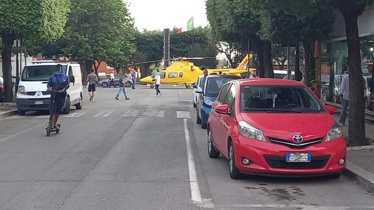 Gravissimo incidente in via De Gasperi ad Aprilia: un giovane motociclista soccorso da un'eliambulanza. - 