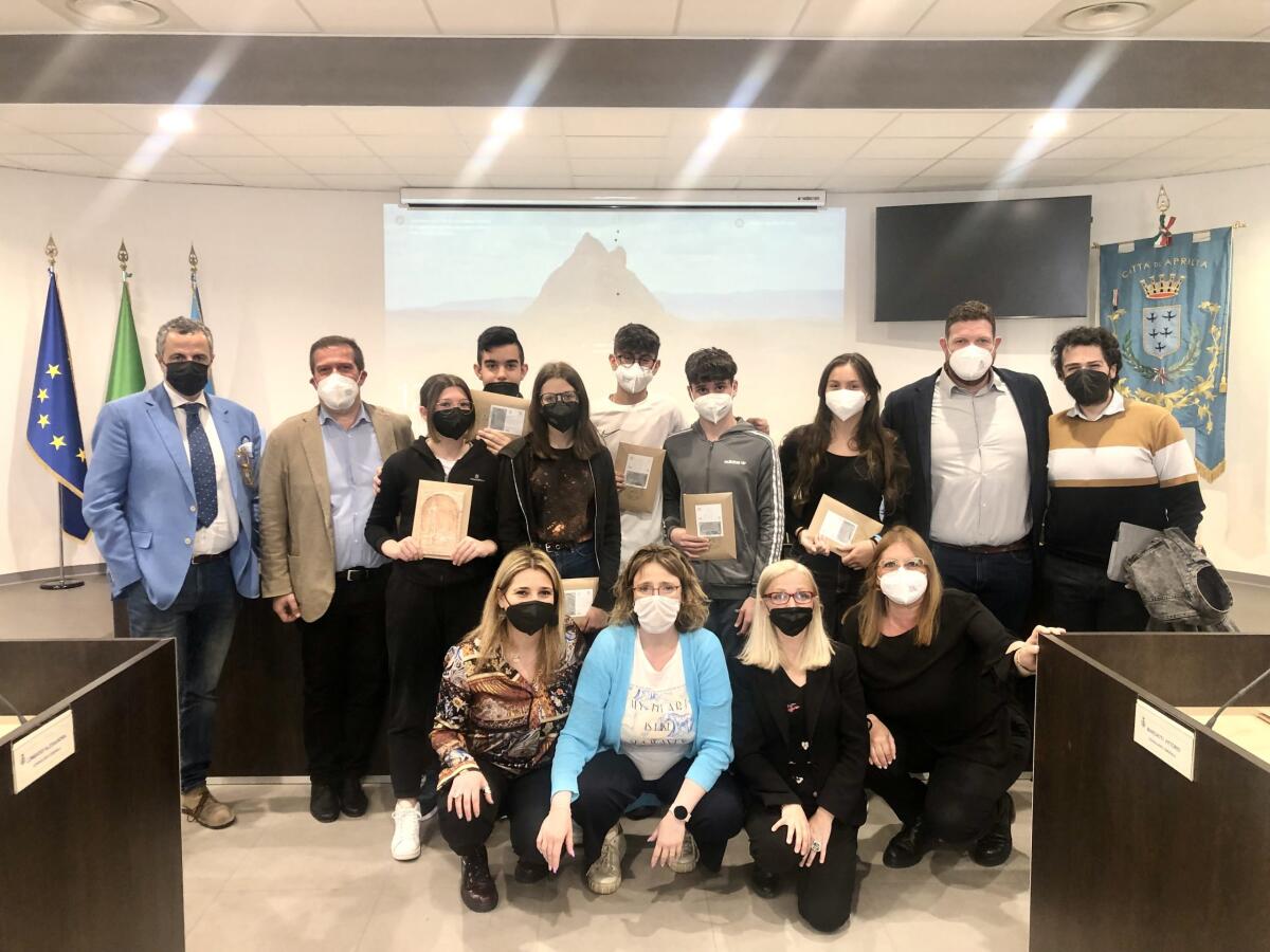 La terza L dell’Istituto Pascoli di Aprilia tra i vincitori del concorso nazionale MAB: la classe ricevuta in Comune. - 