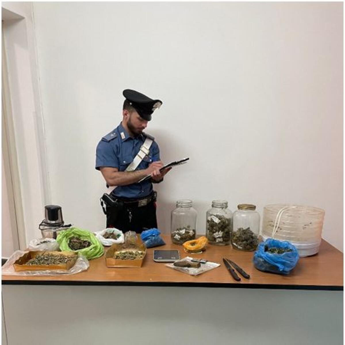 Gaeta - 42enne trovata con hashish, marijuana e attrezzatura per il confezionamento - 