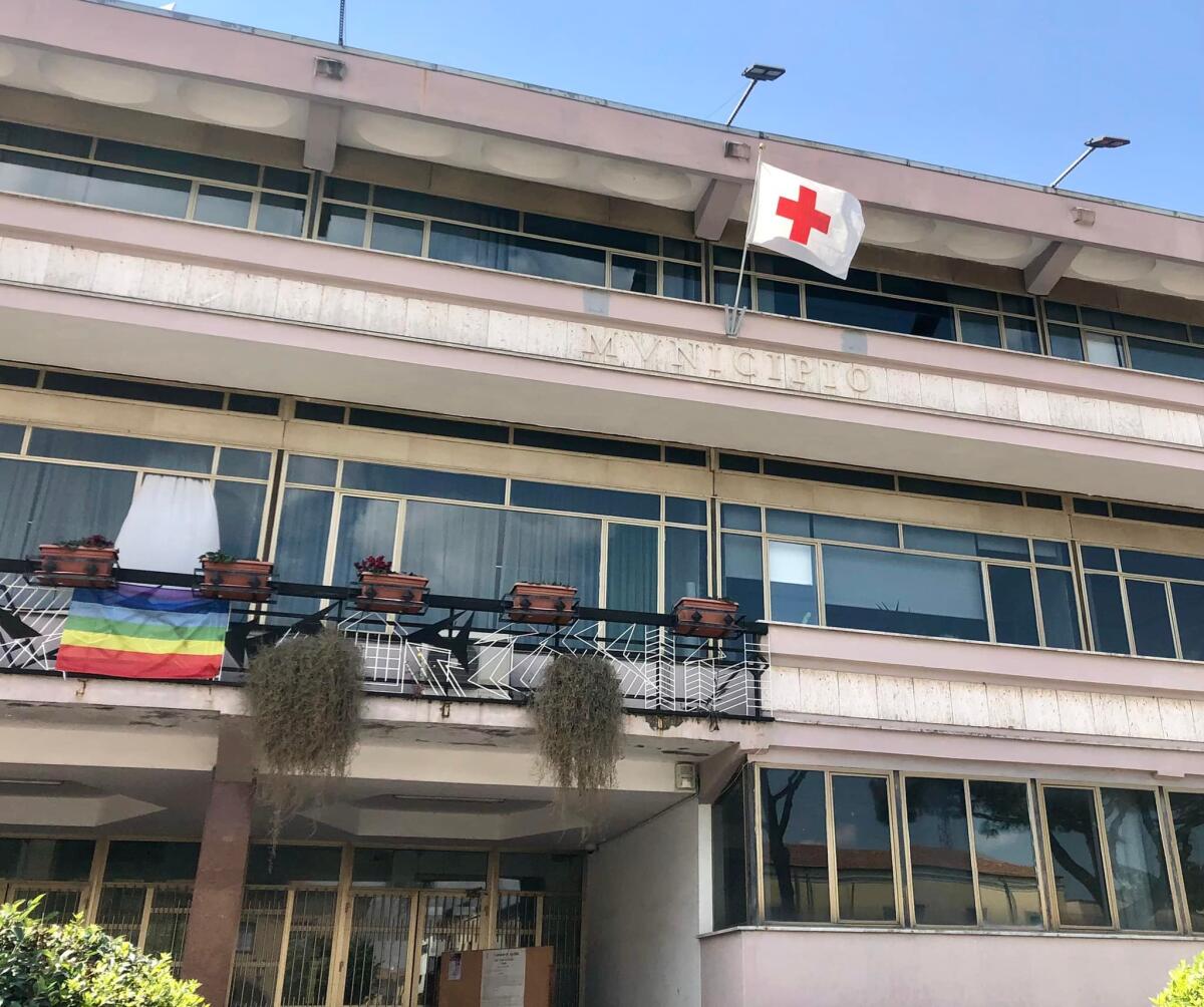 Domenica 8 Maggio è la Giornata Mondiale della Croce Rossa: l’emblema della CRI sventola sul Municipio di Aprilia. - 