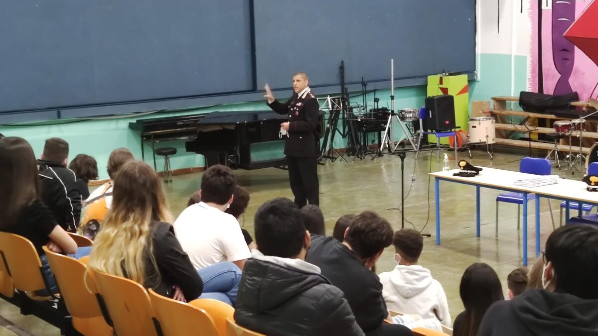 Carabinieri in cattedra alla scuola media Volpi di Cisterna - 