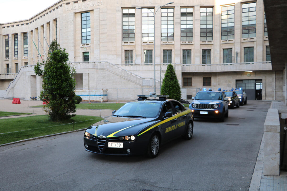 Nascondevano nel box auto 325 chili di hashish. Marito e moglie arrestati dalla Finanza a Latina. - 