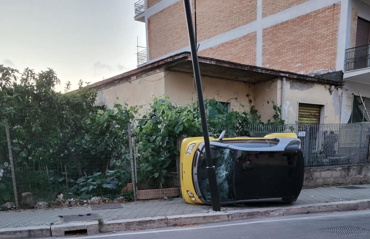 Aprilia - Smart fuori strada in centro, finisce ribaltata sul marciapiede tra un palo della luce e l'ingresso di un'abitazione. Ferita una 32enne - 