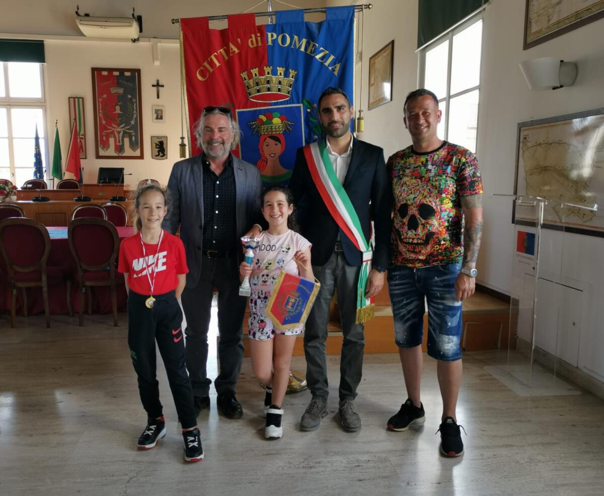 La giovanissima campionessa regionale di ginnastica artistica Flavia Pecorella ricevuta dal sindaco di Pomezia. - 