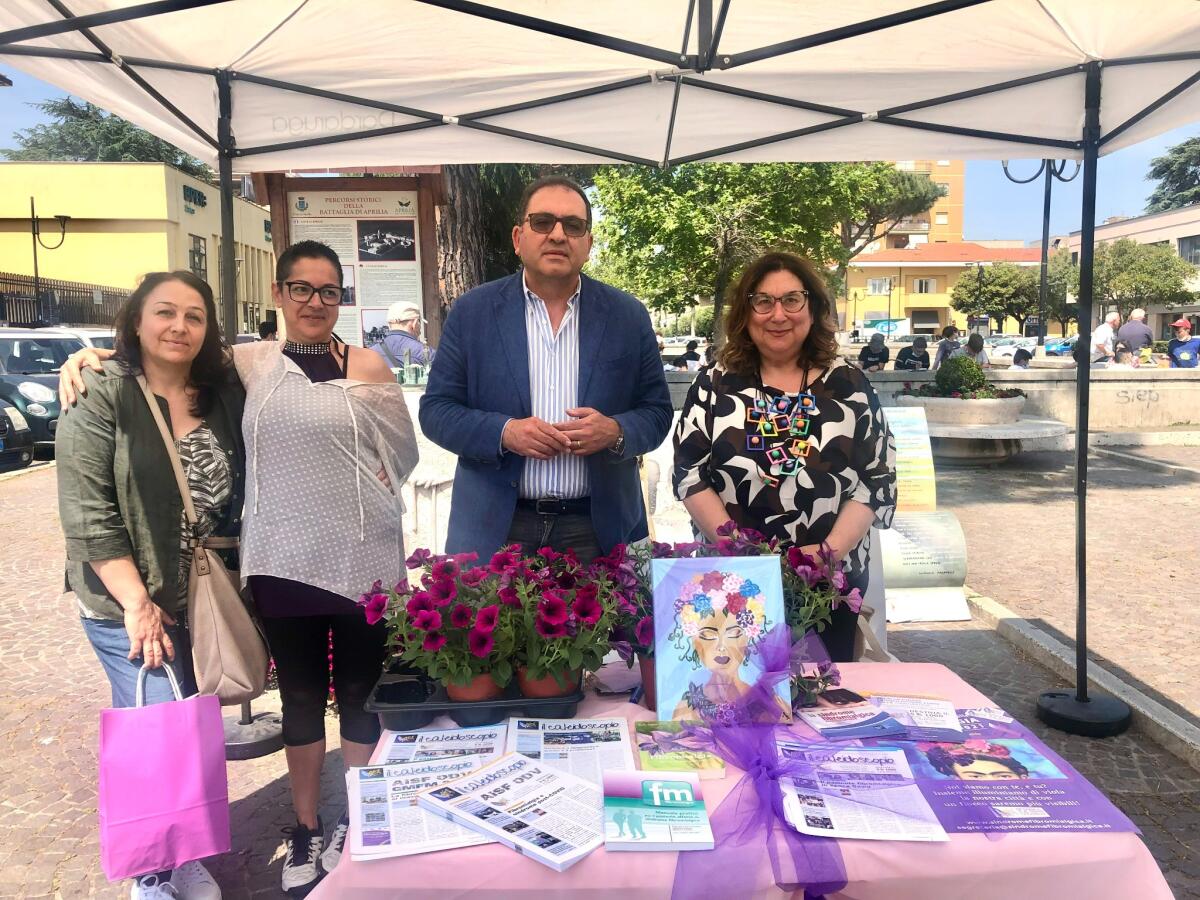 L’Aisf in Piazza ad Aprilia per la Giornata Mondiale della Fibromialgia. La statua di San Michele illuminata di viola. - 