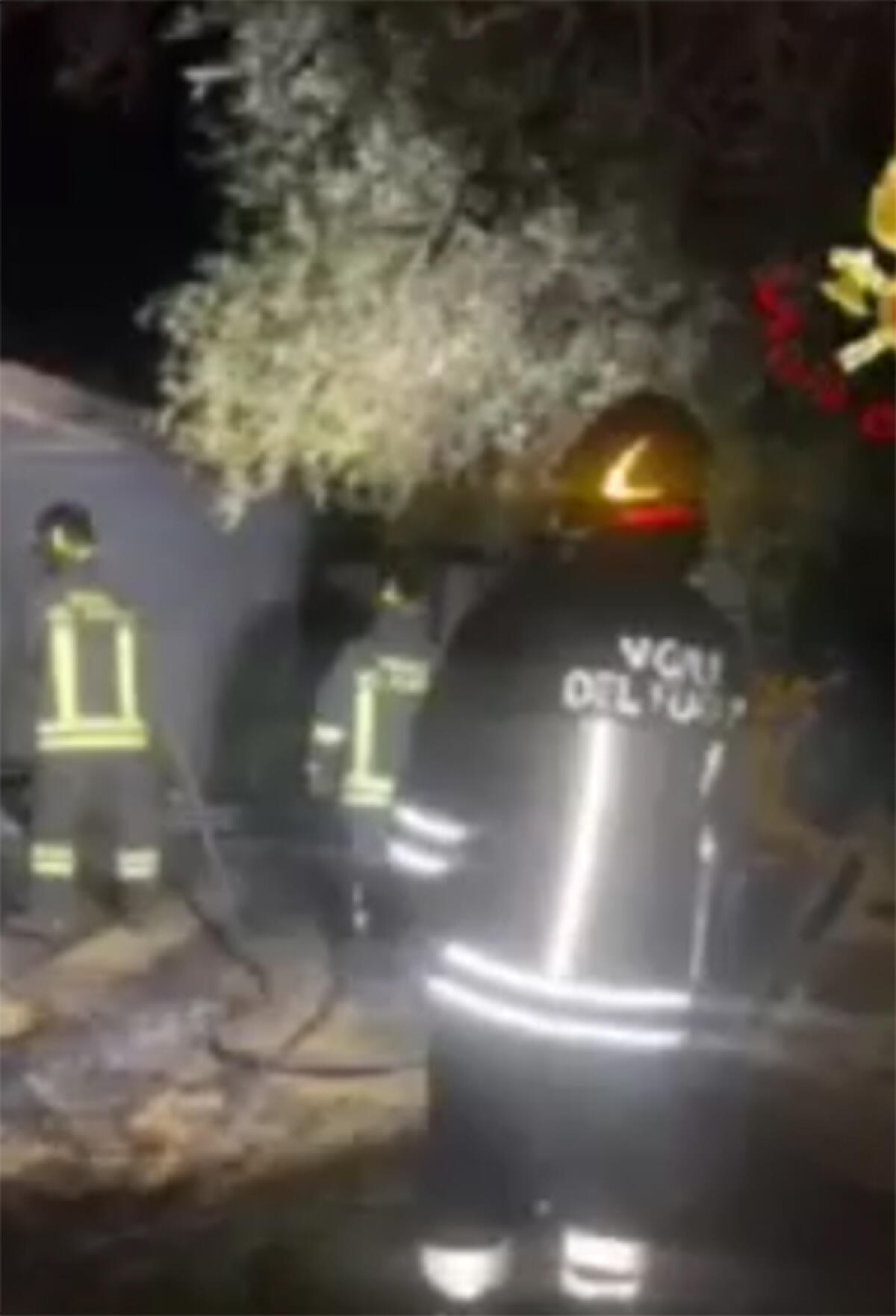 Magazzino in fiamme ieri notte in via Plinio il Vecchio, a Cisterna. Vigili del fuoco al lavoro. VIDEO - 