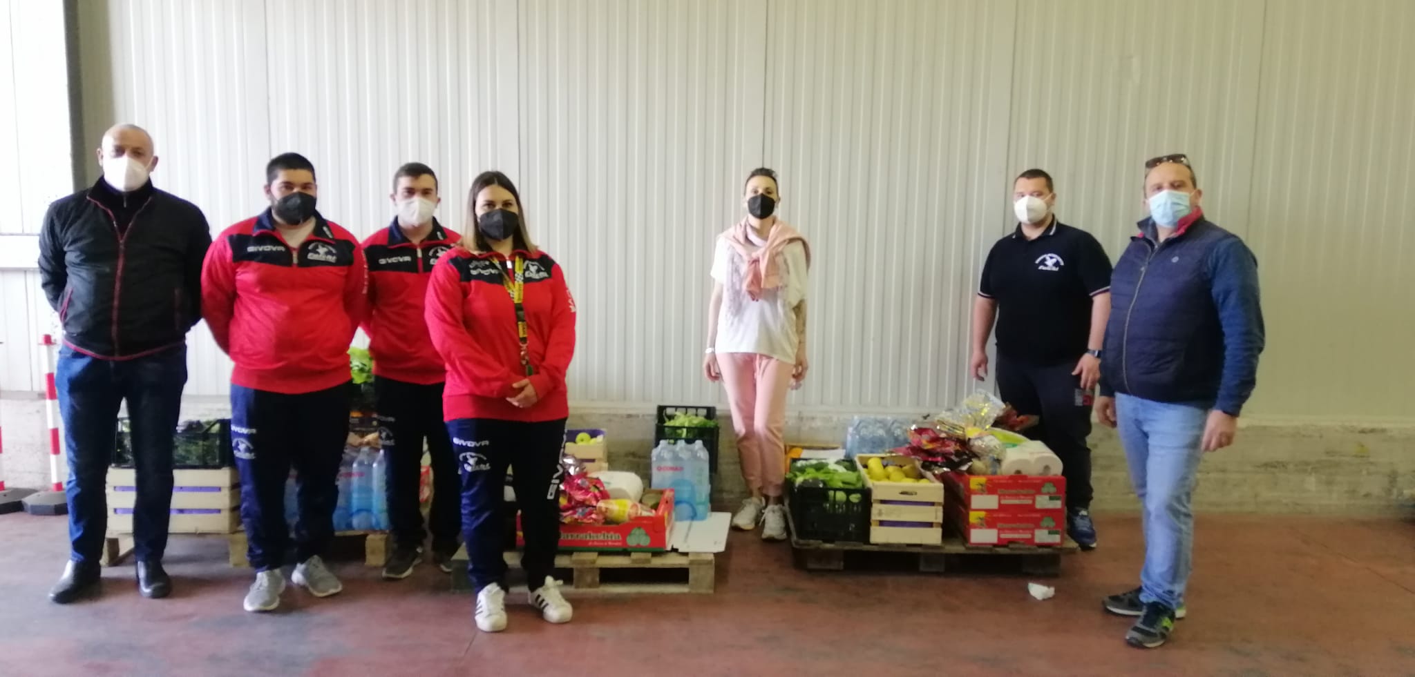 il centro di raccolta e smistamento alimenti per la popolazione ucraina al Mof di Fondi