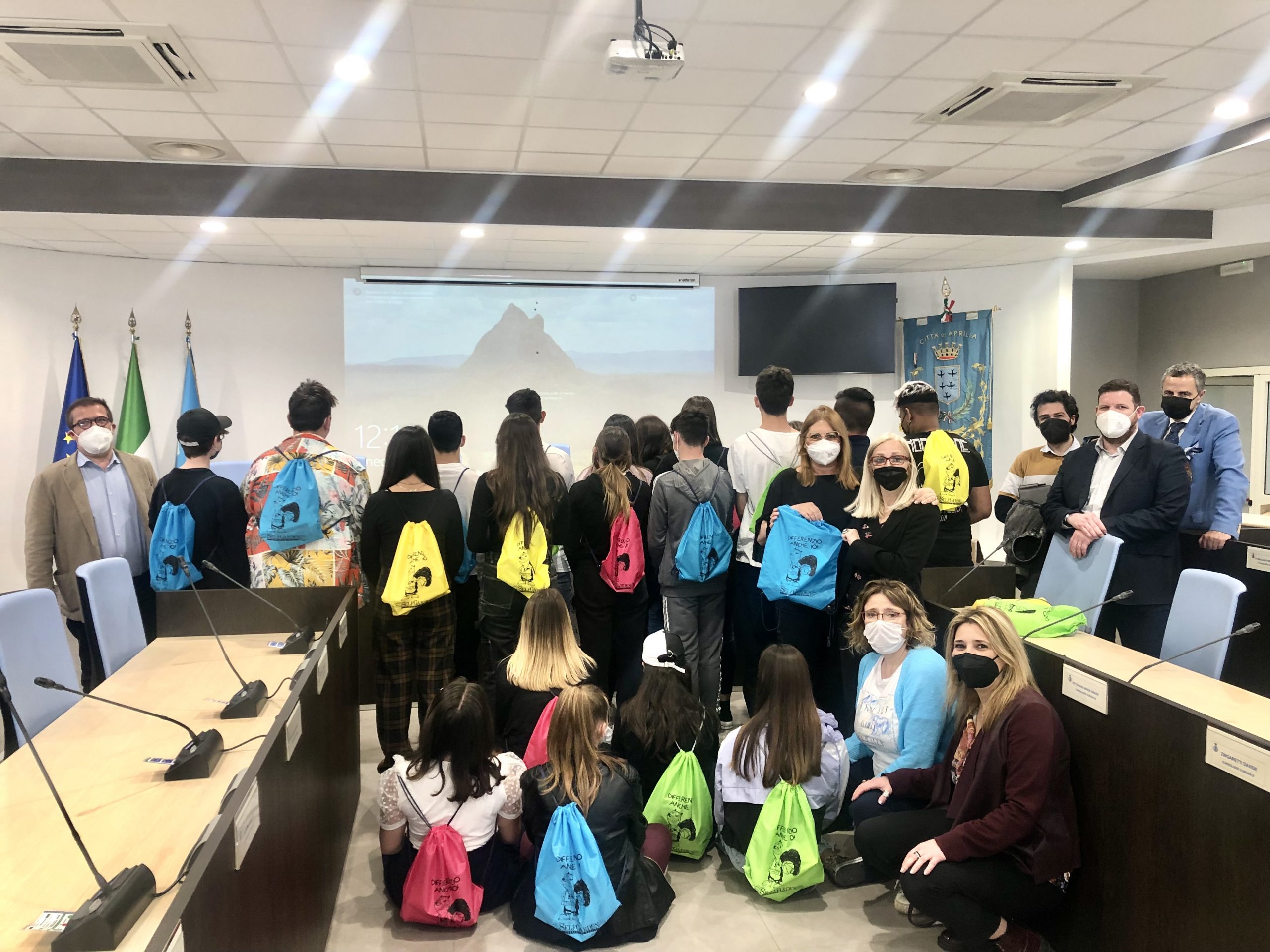 Galleria 1 del post: La terza L dell’Istituto Pascoli di Aprilia tra i vincitori del concorso nazionale MAB: la classe ricevuta in Comune.