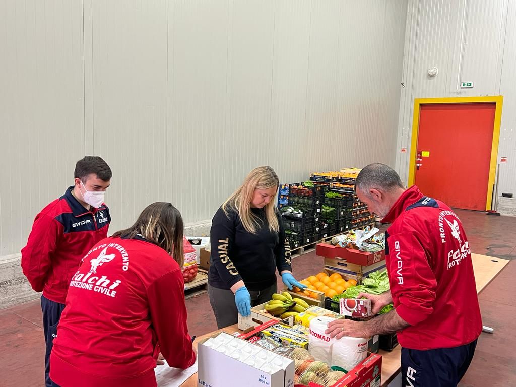 il centro di raccolta e smistamento alimenti per la popolazione ucraina al Mof di Fondi