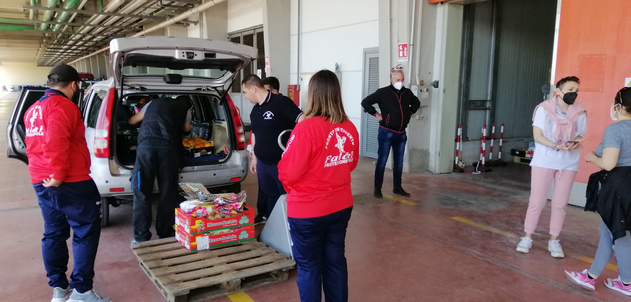 il centro di raccolta e smistamento alimenti per la popolazione ucraina al Mof di Fondi