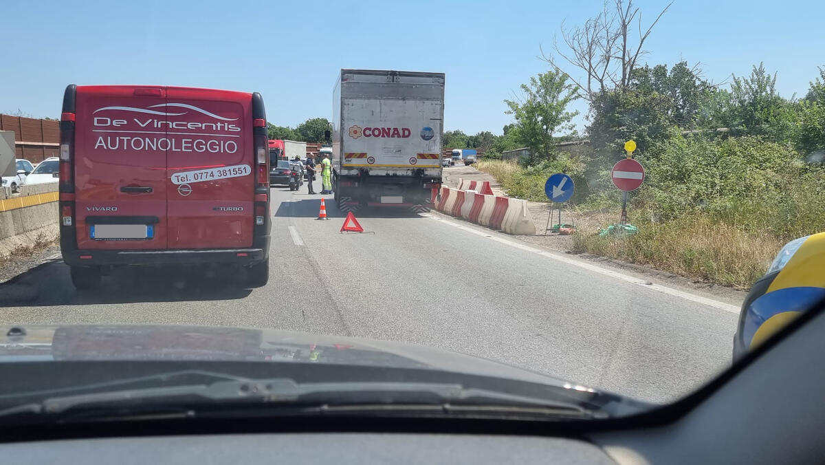 Pomeriggio da dimenticare sulla 148 Pontina. Rimane chiuso il tratto della 156 Monti Lepini interessato dell'incendio di due giorni fa - 