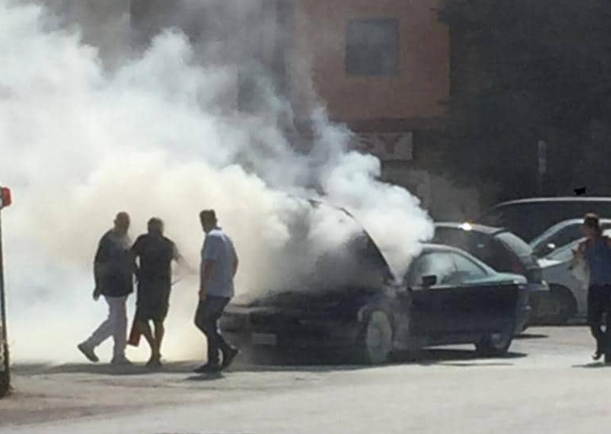 Principio di incendio a bordo di un’auto in viale Cesare Augusto a Latina. - 