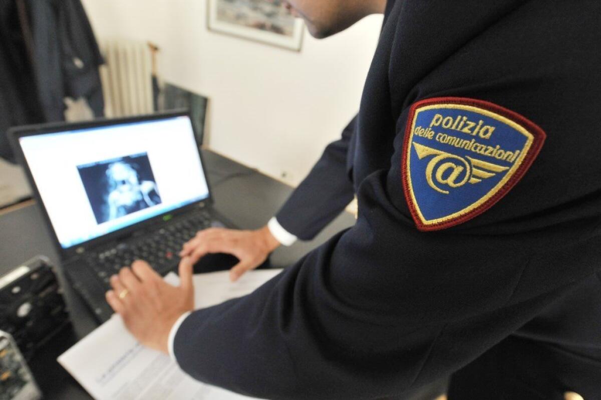 La Polizia arresta a Roma un insegnante per adescamento minorile, pornografia minorile e detenzione di ingente materiale pedopornografico. - 