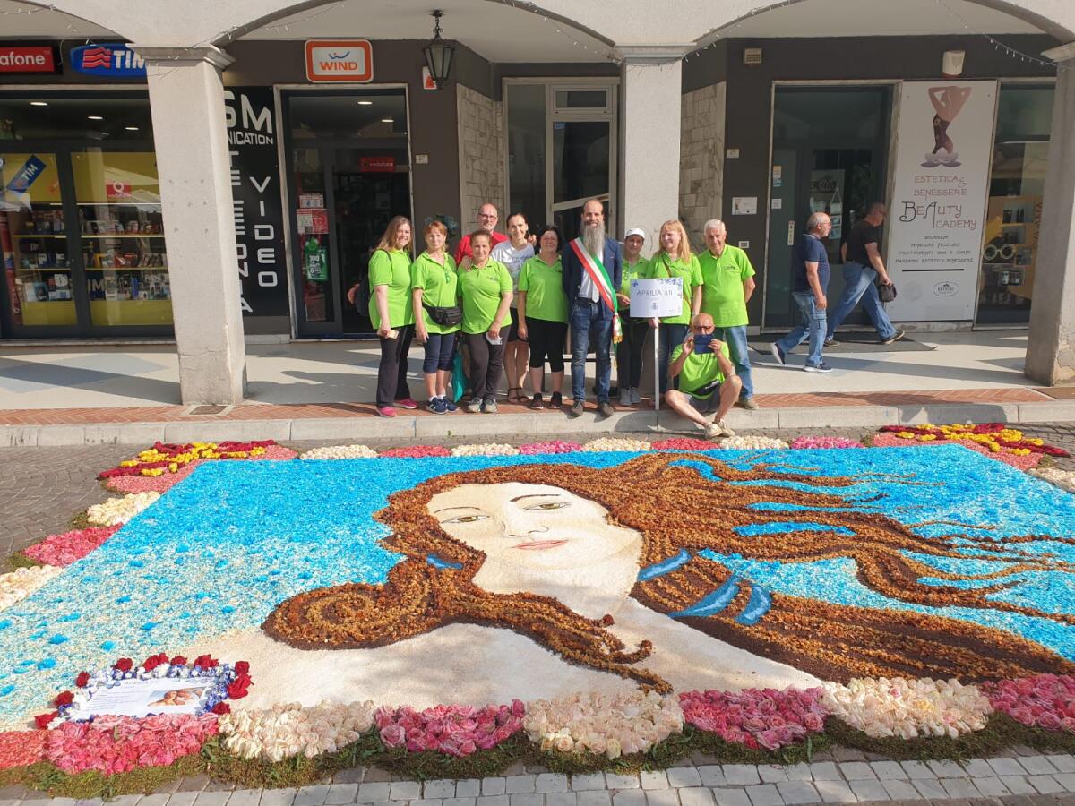 I maestri infioratori di Aprilia in trasferta a Pietra Ligure dove presentano un tappeto di petali che raffigura la Venere di Botticelli - 