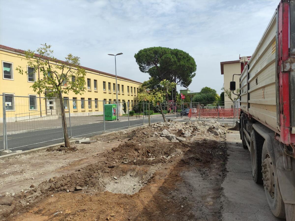 Iniziati a Pomezia i lavori di sistemazione dell’area a parcheggio di Piazza Bassanetti. - 