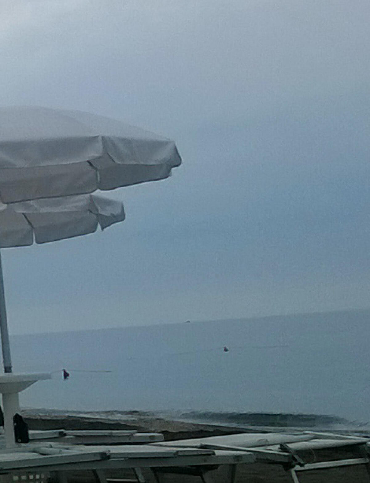 Latina Lido - Non vogliono pagare l'ombrellone: un gruppo di ragazzi prende a botte i gestori del Cancun - 