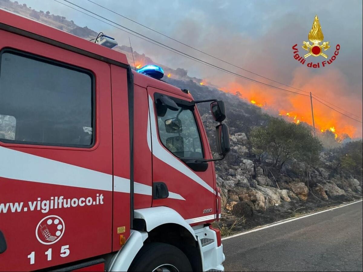 Un enorme incendio, in corso da ieri pomeriggio, tra Ceriara e Sezze Scalo.  Chiusa al traffico la 156 dei Monti Lepini. - 