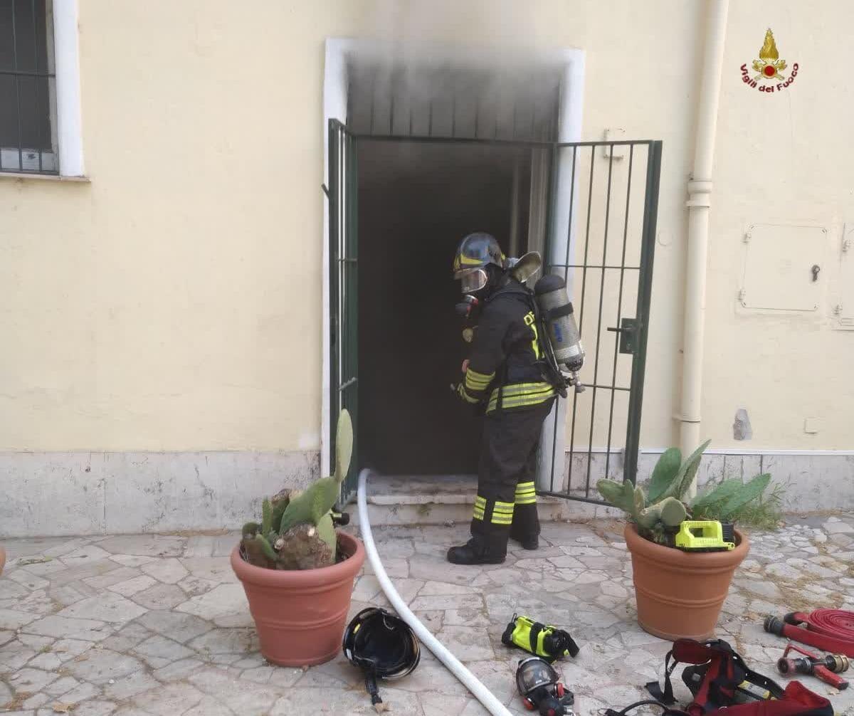 Pomeriggio di fuoco e fiamme, incendio in un capannone a Latina e di colture a Lanuvio - 
