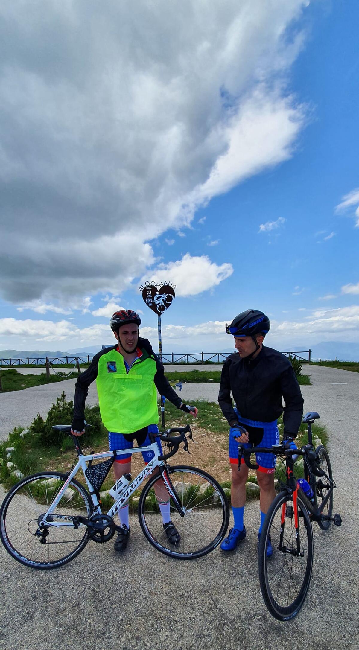 Due ciclisti del team apriliano Tre Colli Cycling Team sul “Gigante cattivo degli Appennini”. - 