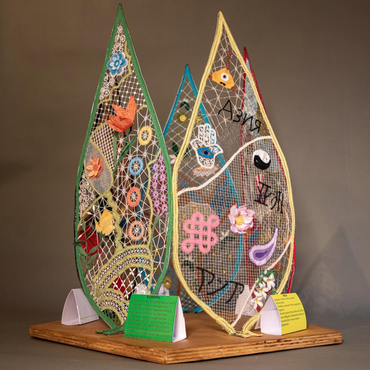 L’associazione “Ago Fili e Fuselli” di Aprilia si piazza al secondo posto nel concorso “Intr3cci 2022 – Inno al merletto: una stele tridimensionale”. - 